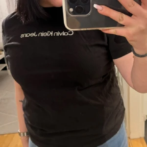 Calvin Klein T-shirt  - Sällan använd. Köpt för 350kr och säljer den för 50kr. Hör av dig vid frågor:)