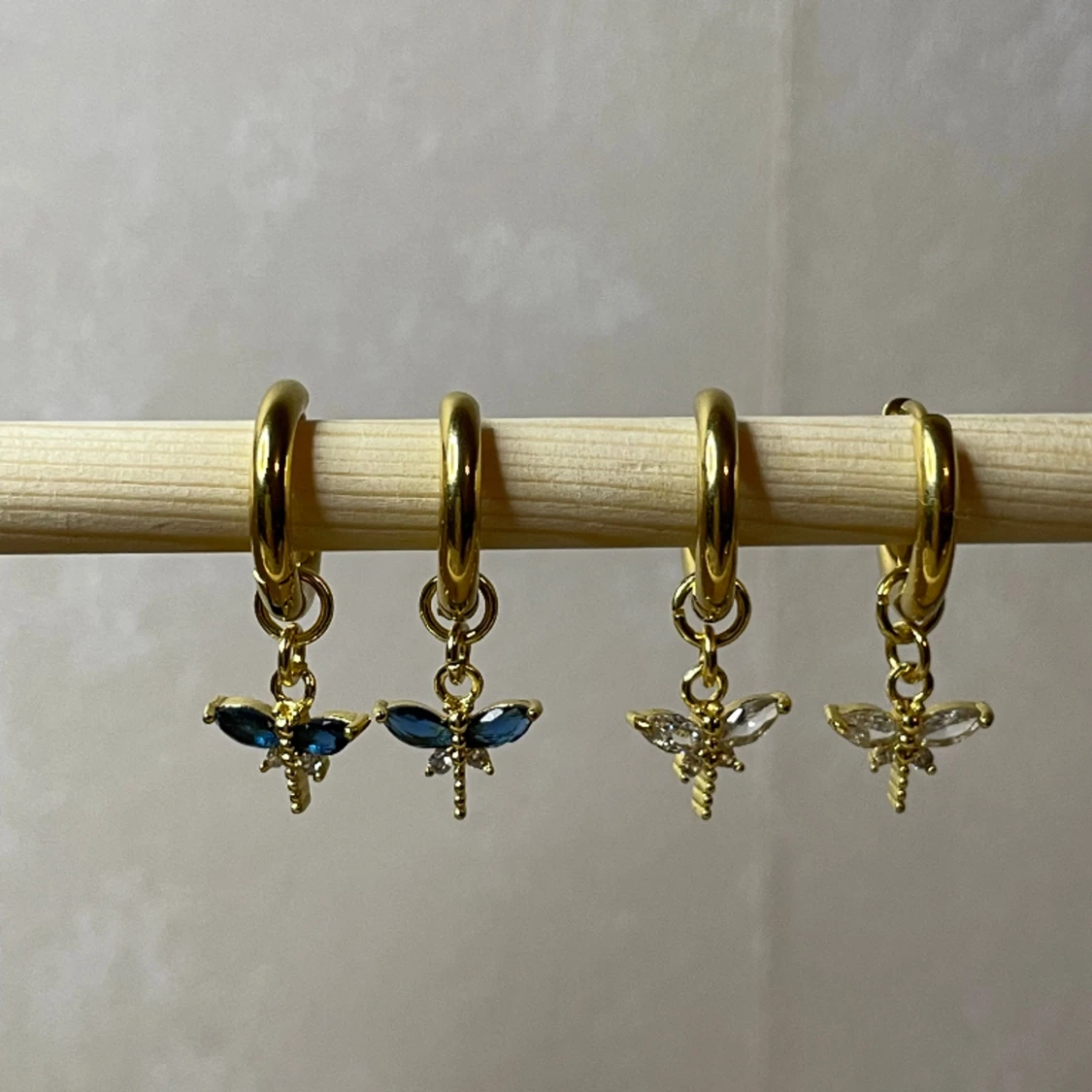 Ett par örhängen med blå trollslända - 90