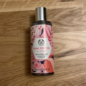 Parfym - En body mist från the body shop. Endast använd 1 gång. Luktar gott men kommer inte till användning. I princip full. Kontakta för fler bilder. Ny pris 165. Kontakta vid intresse❤️