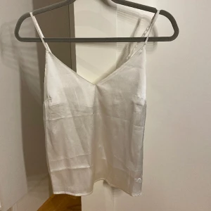 Silkes topp från asos 🤍 - Vanlig silkes topp från asos som aldrig kommit till användning. 🤍