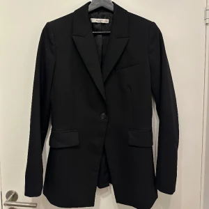 Svart kavaj  - Svart kavaj från Mango i storlek 38. Inga hål eller fläckar, i gott skick! 