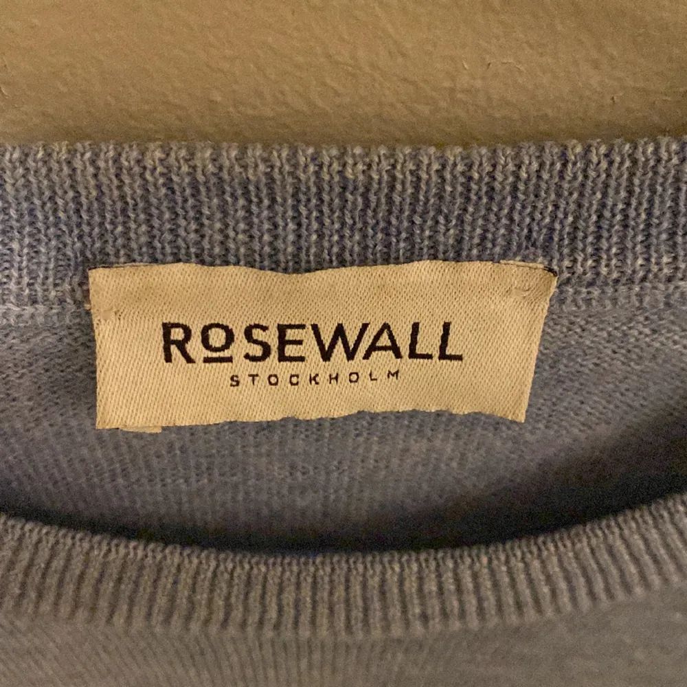 En stilren fin stickad tröja från Rosewall Stockholm. 100% merino ull. Storlek L men passar också M.Tröjan är i bra skick. Hör av er vid frågor eller funderingar! . Hoodies.