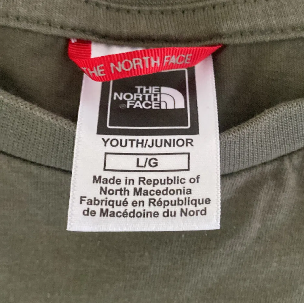 Säljer min gamla The North Face t-shirt för att den är för liten. Det är storlek L i barnstolen vilket är 152-158. Den är i fint skick. Köpt på KidsBrandStore. T-shirts.