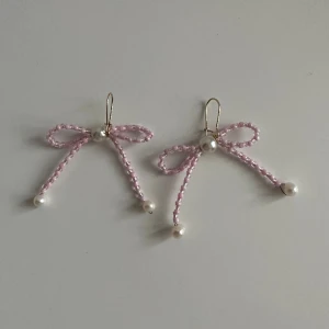 örhängen  - Supergulliga rosett-örhängen. Se bild 2 för jämförelse med en tändsticksask för att se storleken. 