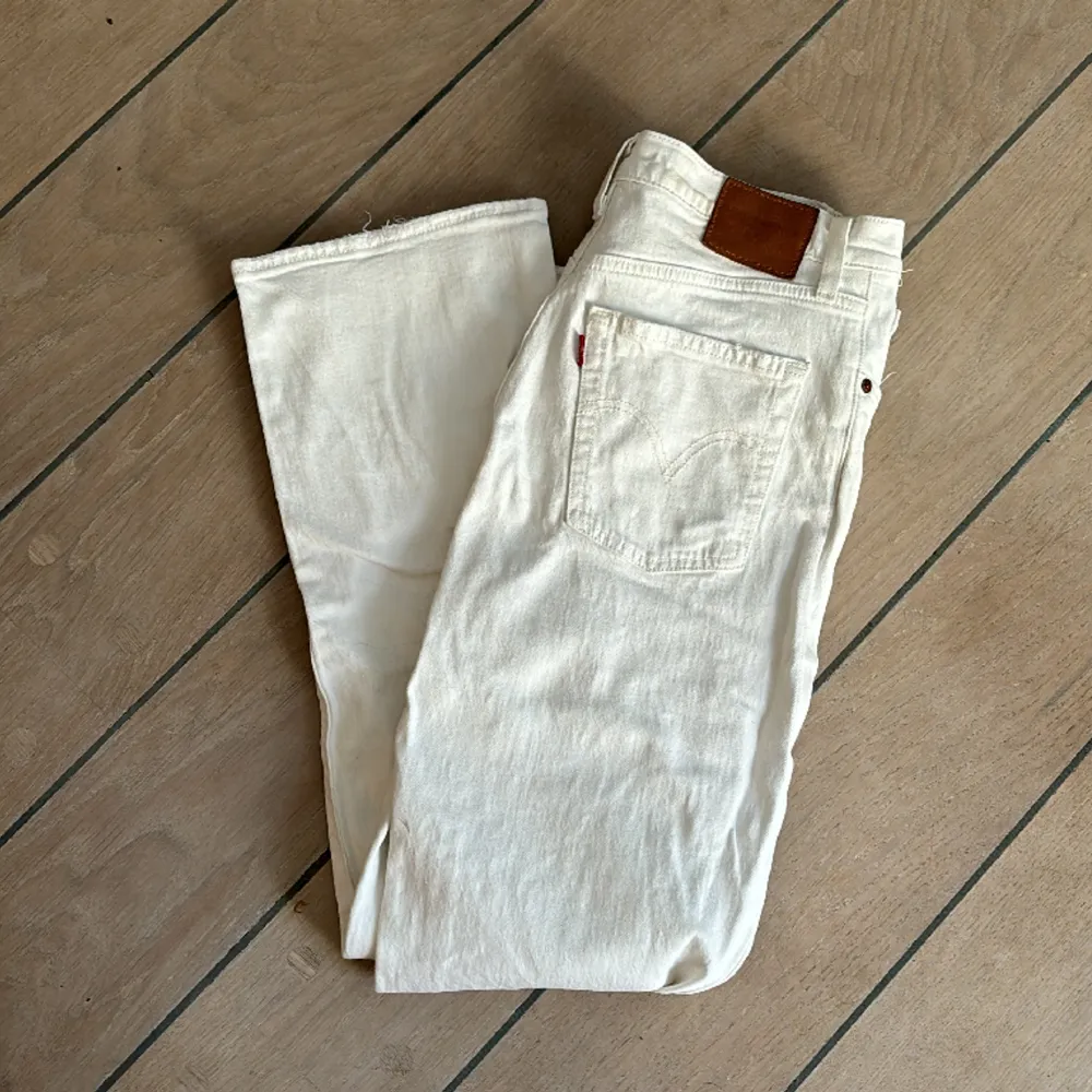 Ett par vita Levi’s jeans, endast använda fåtal gånger. Nypris 1319kr. Jeans & Byxor.