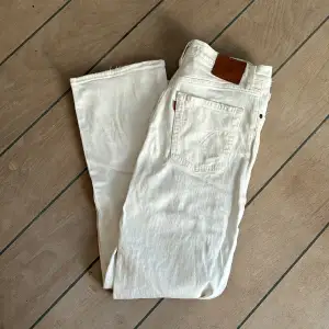 Ett par vita Levi’s jeans, endast använda fåtal gånger. Nypris 1319kr