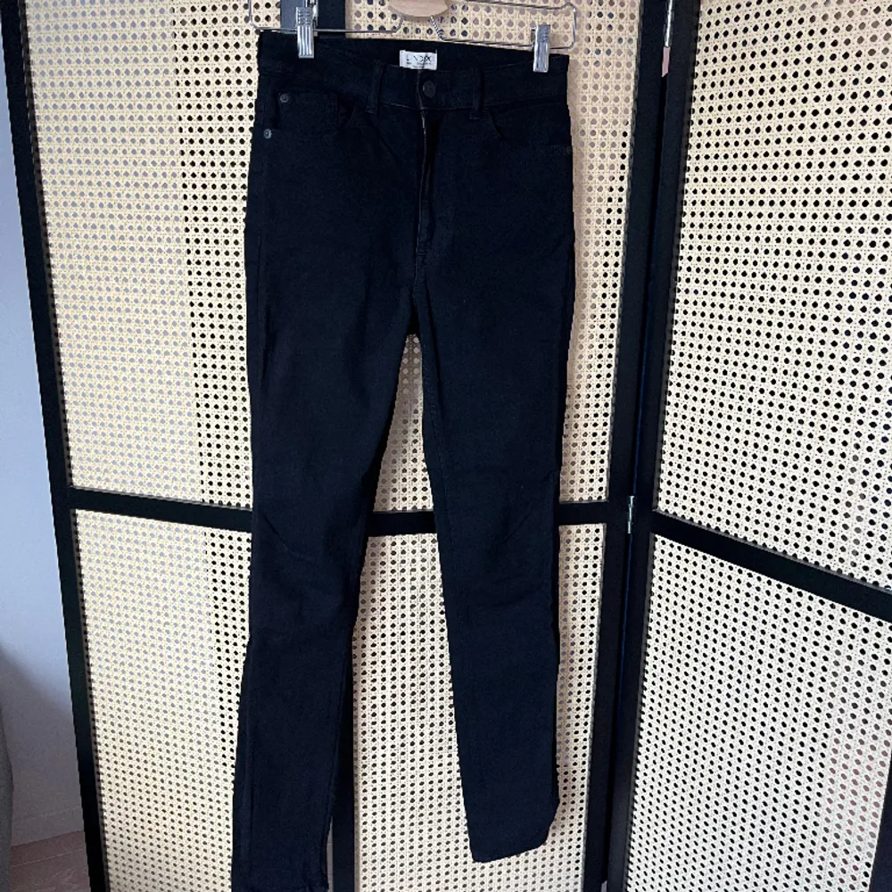 Svarta skinny jeans i nyskick, använda två gånger. Mycket stretch och raka ben/stuprör, hög midja . Jeans & Byxor.
