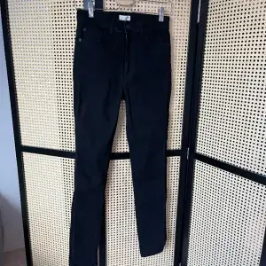 Svarta skinny jeans i nyskick, använda två gånger. Mycket stretch och raka ben/stuprör, hög midja 
