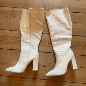 Vita stövlar - Vita höga stövlar med spetsig tå, storlek 39. Aldrig använda!!