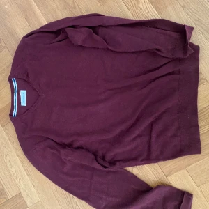 V-ringad vinröd tröja. Storlek xl - Vinröd tröja. Märke Pier One. Storlek xl