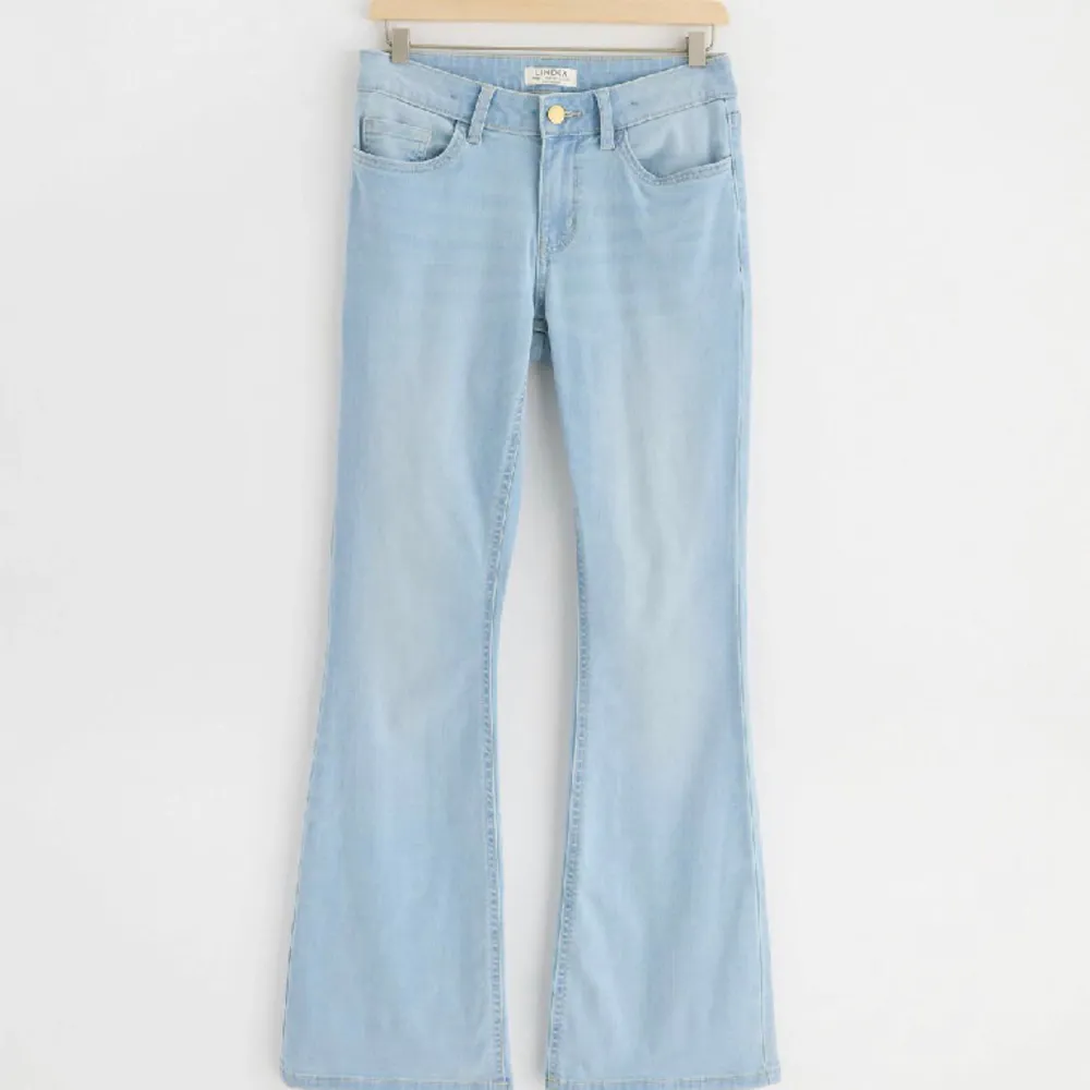 Ett par blå flared jeans från Lindex i storlek 170. Modellen heter ”Freja” och färgen heter ”light denim”. Strechiga och justerbar midja Inte jätte använda🤍Köpta för 350kr. Farkut & Housut.