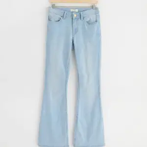 Ett par blå flared jeans från Lindex i storlek 170. Modellen heter ”Freja” och färgen heter ”light denim”. Strechiga och justerbar midja Inte jätte använda🤍Köpta för 350kr