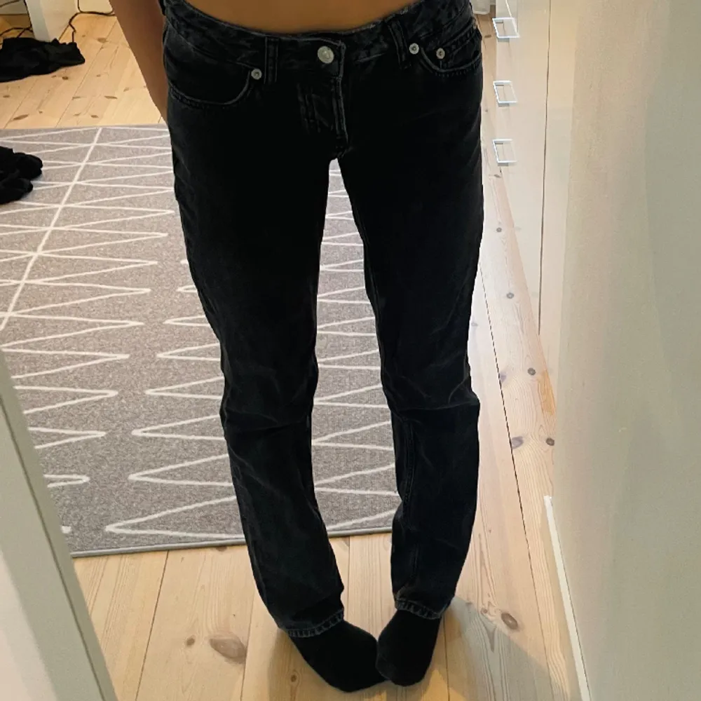 Svarta jeans från lager 157, modellen icon. Dom är lågmidjade och raka i modellen. Bra skick, nypris 400kr.. Jeans & Byxor.