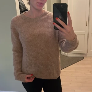 Tröja i merinoull och mohair New House - Supergosig tröja från märket New House 🌸Storlek M. I jättefint skick. Beige/rosa nyans 