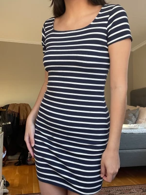 Randig klänning  - Klänning i nyskick använd få gånger! 