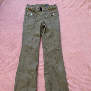 Gröna Lågmidjade jeans  - Super snygga och populära lågmidajde jeans från hm. Använda 1-2 gånger. Strl 32 och passar mig som har xs/s och är 163cm lång. Kontakta mig privat innan du köper. Köparen står för frakten 💘obs fläckarna är på spegeln!