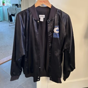 Vintage bomberjacka - Skitsnygg och cool bomberjacka jag köpt second hand, kommer tyvärr inte till användning längre. Jättefint skick.