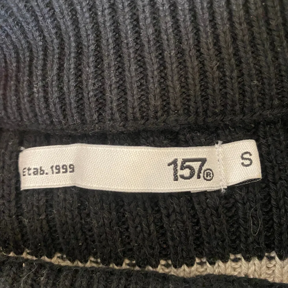 Säljer min jättefina stickade randiga tröja från lager 157 då den inte används längre. Sitter rätt så tajt på. Inte används mycket alls så är i bra skick!😊för fler bilder hur den sitter på etc kom privat❤️. Stickat.