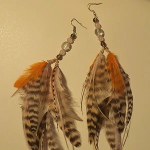 Feathertations fjäderörhängen  - Ett ljusrosa/orange/ljus lavendel par med rökkvarts, rosenkvarts, bergskristall och morganite. 