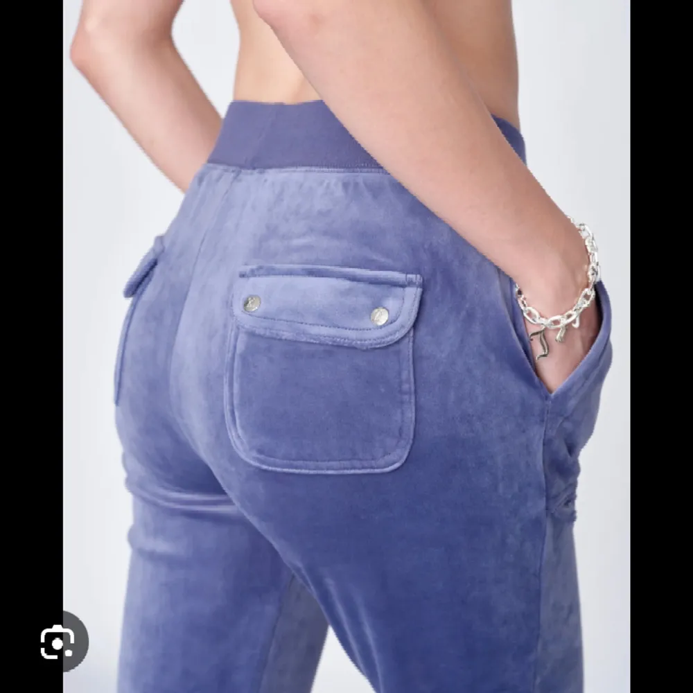 Oanvända jucie byxor💞 råkade köpa fel storlek och han klippa av lappen💕 -priset kan såklart diskuteras🥂 Färgen grey blue❤️. Jeans & Byxor.