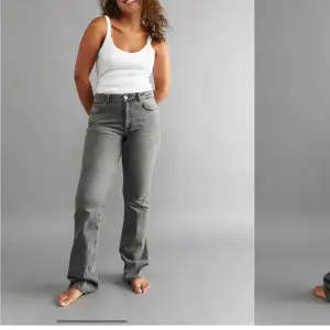 Säljer ett par gråa jeans från Gina Tricot, sparsamt använda! Köpte för 500 💞säljer även ett par likadana i blått! 