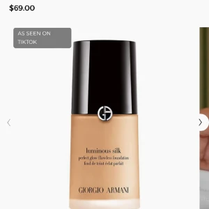 Giorgio Armani Luminous Silk Foundation - Giorgio Armani Luminous Silk Foundation, färgen 5.2, färgen passade inte mig. Ca. 2-3 pumpar använd.   Säljer för 390SEK. En ny kostar 705SEK