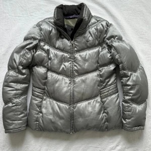 Nike jacka  - Nike pufferjacka med Nike logo på både fram och baksidan, har även flera fickor inuti jackan