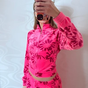 Juicy Couture set - Set med jacka och lågmidjade bootcut byxor från Juicy Couture. Så gott som nytt, alla stenar är kvar. Jackan är i M och byxorna i S 
