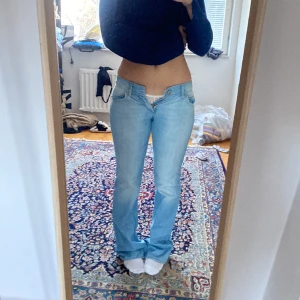 Lågmidjade Bootcut jeans - Säljer dessa as snygga lågmidjade Bootcut jeansen( dem är lite för små på mig)❤️❤️ storlek 28/32 men mer som 27/32😇 