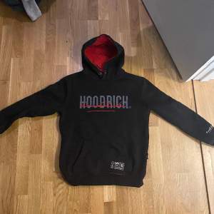 Hoodrich hoodie i bra skick, förutom att snöret saknas i halsen. Stl S. 