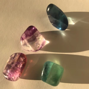 Regnbågsflouriter - Jättefina regnbågsflouriter ca 2-2,5 cm stora. 25 kr styck. Skriv om du har frågor eller vill ha fler bilder<3