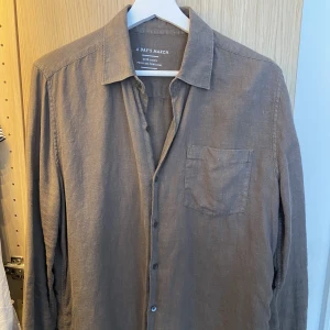 A days march linneskjorta - Fin linneskjorta i storlek M och sitter som M. Skriv vid funderingar.