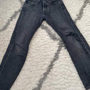 Hej, säljer nu mina Levis jeans på grund av att dom är för små, jeansen är i bra skick och storleken står på tredje bilden. Bilden blev lite dålig så färgen ser konstig ut på högra benet. Skriv privat vid mer frågor. Mvh: Max 