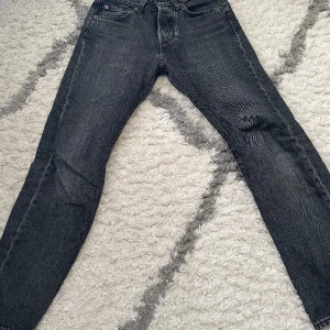 Levis jeans 501 - Hej, säljer nu mina Levis jeans på grund av att dom är för små, jeansen är i bra skick och storleken står på tredje bilden. Bilden blev lite dålig så färgen ser konstig ut på högra benet. Skriv privat vid mer frågor. Mvh: Max 