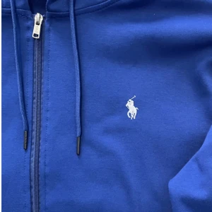 Polo Ralph Lauren Zip Hoodie - Snygg blå Ralph lauren hoodie i fint skick Tveka inte att skicka ett meddelande om du har några funderingar! 