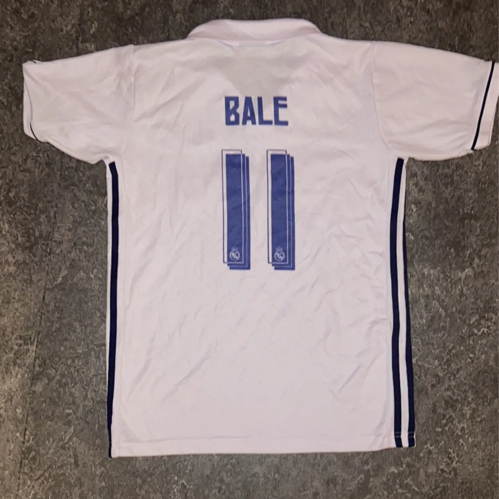 Säljer denna snygga Real Madrid tröjan med Gareth Bale på ryggen. Den är i helt ok skick (7/10) och är i storlek XS men funkar även för någon som har S. Säljer den då den är för liten. Priset kan diskuteras. Har du frågor så är det bara att skriva! . T-shirts.