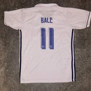 Säljer denna snygga Real Madrid tröjan med Gareth Bale på ryggen. Den är i helt ok skick (7/10) och är i storlek XS men funkar även för någon som har S. Säljer den då den är för liten. Priset kan diskuteras. Har du frågor så är det bara att skriva! 