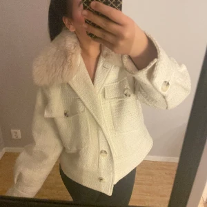 Meotine jacka vit  - Säljer min superfina Meotine jacka då den inte kommit till användning💗 Storlek S/M, som ny💕 Använd gärna KÖP NU 