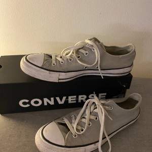 Säljer mina grå låga Converse då jag inte använder dom längre   (Du kan föreslå ett annat pris)