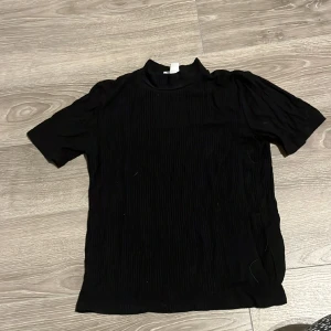 Svart t-shirt - Svart t-shirt med hög krage, använd fåtal gånger 
