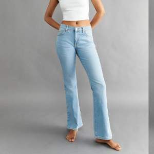 Jag säljer dessa jeans från Gina Tricot som är modellen low waist bootcut. Det är använd fåtal gånger pågrund av att de är förstora därför säljer jag den. Köparen står för frakten och pris kan alltid diskuteras :)