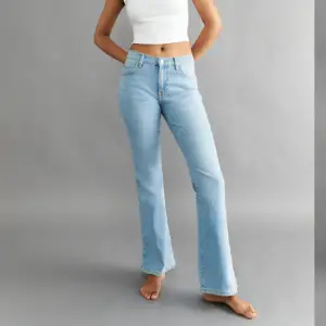 Jag säljer dessa jeans från Gina Tricot som är modellen low waist bootcut. Det är använd fåtal gånger pågrund av att de är förstora därför säljer jag den. Köparen står för frakten och pris kan alltid diskuteras :)