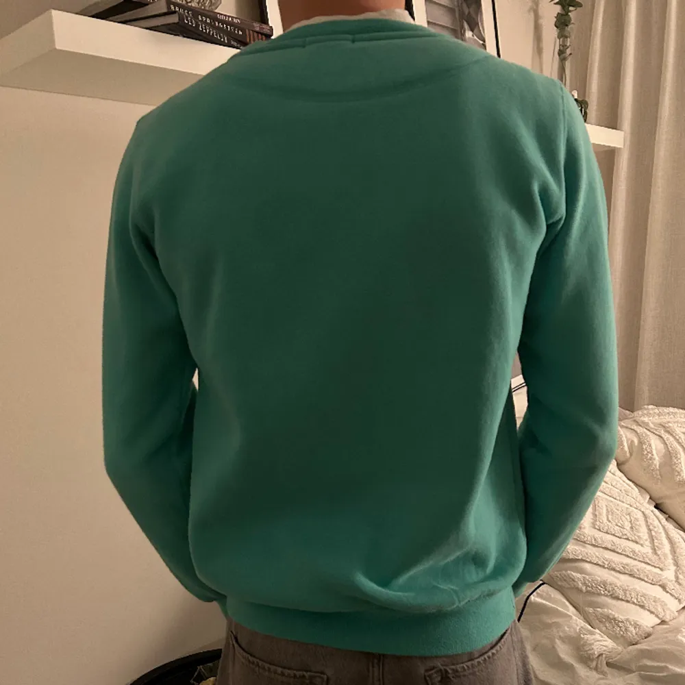 Denna tröja från märket Kenzo Paris i en snygg grön färg. Plagget har använts sparsamt men säljs då jag inte längre använder det. Tröjan är från Kenzos barnkollektion i storlek L men passar personer som bär S/M.. Tröjor & Koftor.