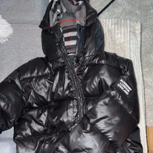 Burberry Vinterjacka Herr - Hejsan säljer min Burberryjacka, lite ”glansigare” material