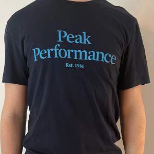 Blå peak performance t-shirt
