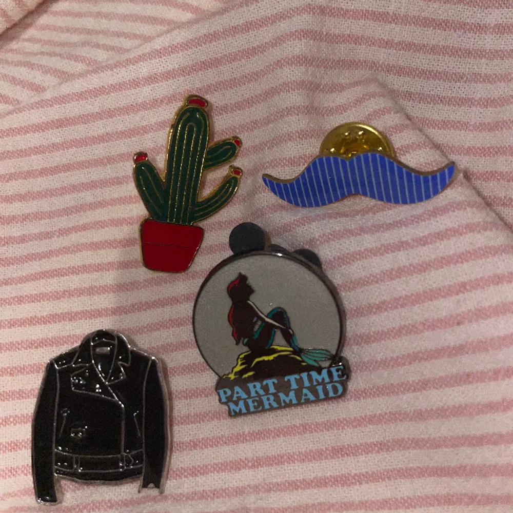 4 olika pins man kan sätta på väskor eller kläder. En kaktus pin, en läderjacka pin, en mustasch pin, en Disney lilla sjöjungfru pin. Pris kan diskuteras, kontakta mig gärna om ni har frågor ❤️❤️. Övrigt.