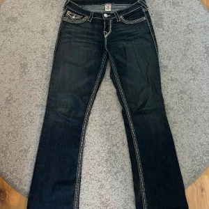 Low waist vintage true religion jeans  - Säljes pga: köpte fel storlek.                   Inga slitningar, Storlek: 29,  Super snygga  