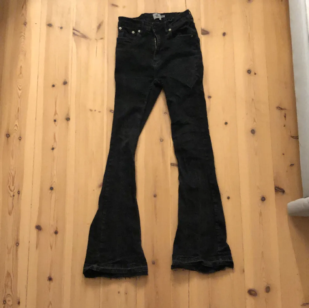 Säljer mina Lågmidjade bootcut jeans från lager 157 i storlek M passar mer som en storlek S. Säljer för att jag inte använder längre.. Jeans & Byxor.