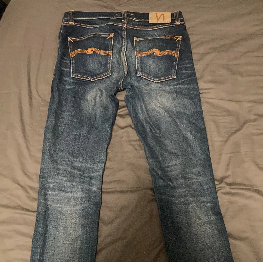 Blå jeans från nudie som är ish low waist. Säljer då de inte är min stil. Vet inte vad nypriset är då de är ärvda. Skulle gissa att dom är storlek S men taggen säger W27 L30. Jeans & Byxor.