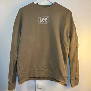 Sjukt snygg beige/brun sweatshirt från Lee! Köpt för 599:-  Skick 9/10